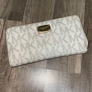 MK large wallet. Used a few times. No rips, no tears, needs a little cleaning.